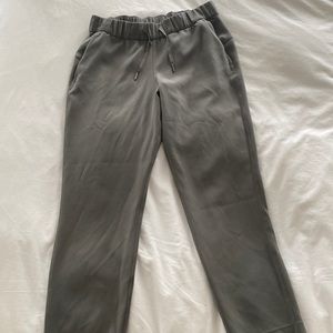 LuluLemon Woven On the Fly 7/8 Pant. Grey/Green. SZ 8.